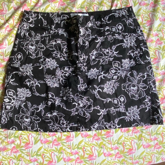 Mini floral skirt with attached shorts - Picture 2 of 7
